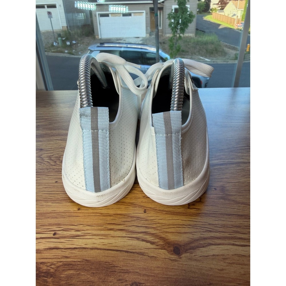 Tommy Bahama Women's White Perforated Rhinestone Eyelet Sneakers Size 8 NWOTS - Picture 6 of 9